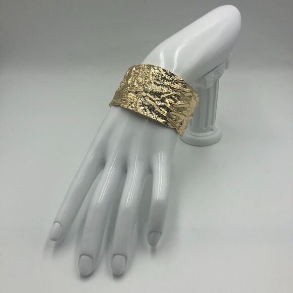 18K Gold Plated Women's Cuff Bracelet Crinkled Look Waterproof Hypoallergenic - Picture 4 of 7